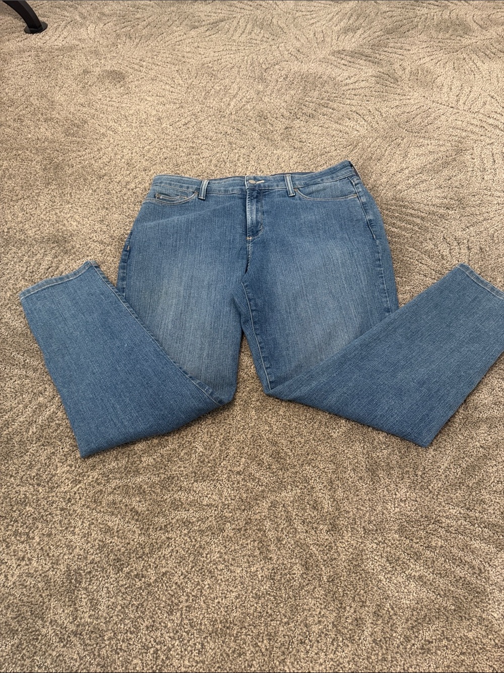 NYDJ Straight Leg Midrise Jeans in Medium Blue Wash